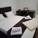Piata Victoriei, 3 *