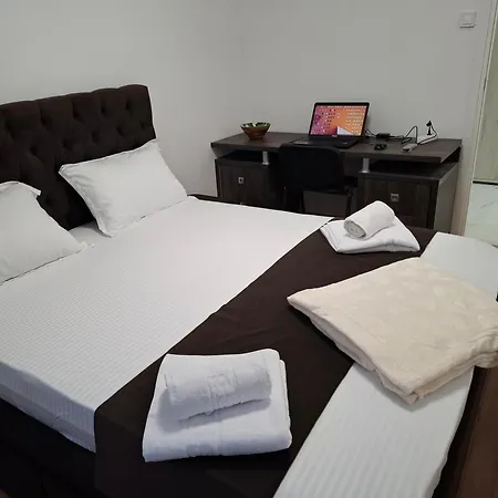 Piata Victoriei, 3 *