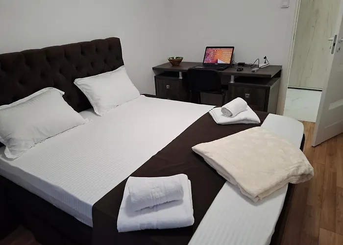 Piata Victoriei, 3 *