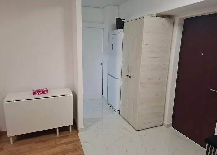 Piata Victoriei, 3 *